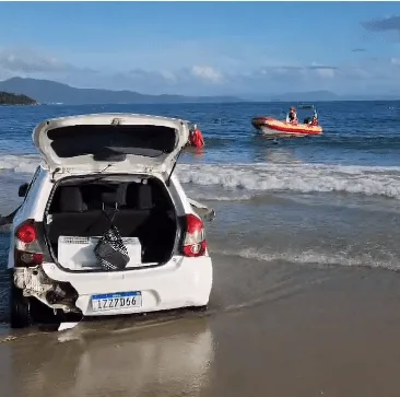 Motorista foge da PRF, invade praia e passa quase duas horas no mar