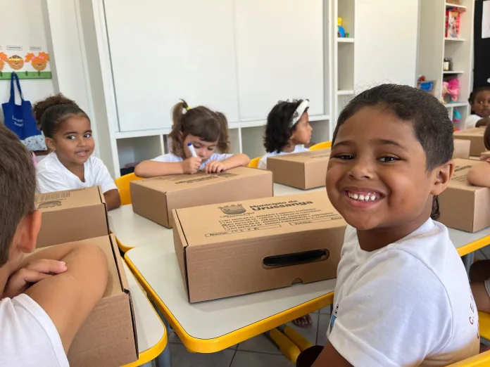 Urussanga entrega material escolar para alunos da rede municipal