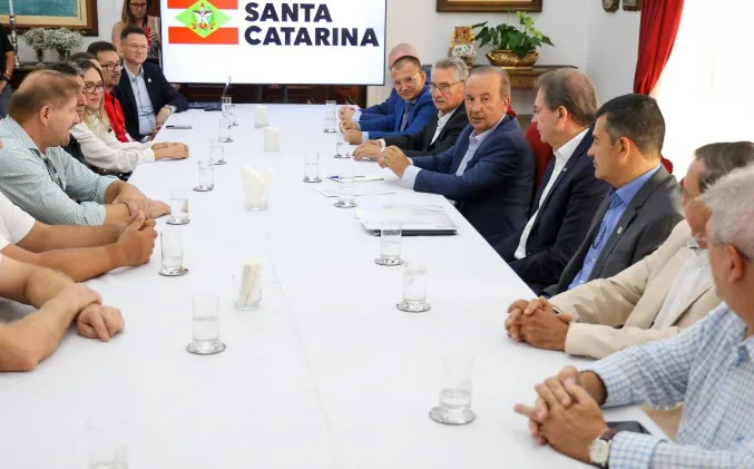 Jorginho Mello recebe acordo para reajuste de 7,2% no piso regional de 2025