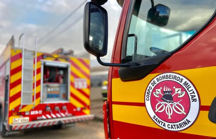 Incêndio atinge sala de edificação educacional em Criciúma