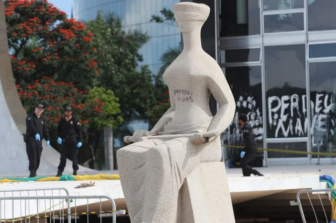 Fux pede vista e interrompe julgamento de mulher que escreveu ‘perdeu mané’ em estátua do STF