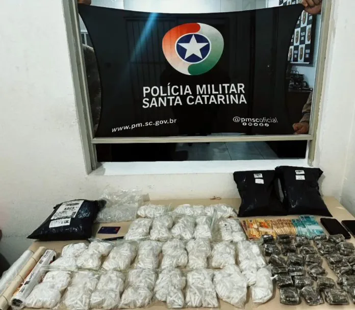 Casal de adolescente é apreendido por armazenar e embalar drogas