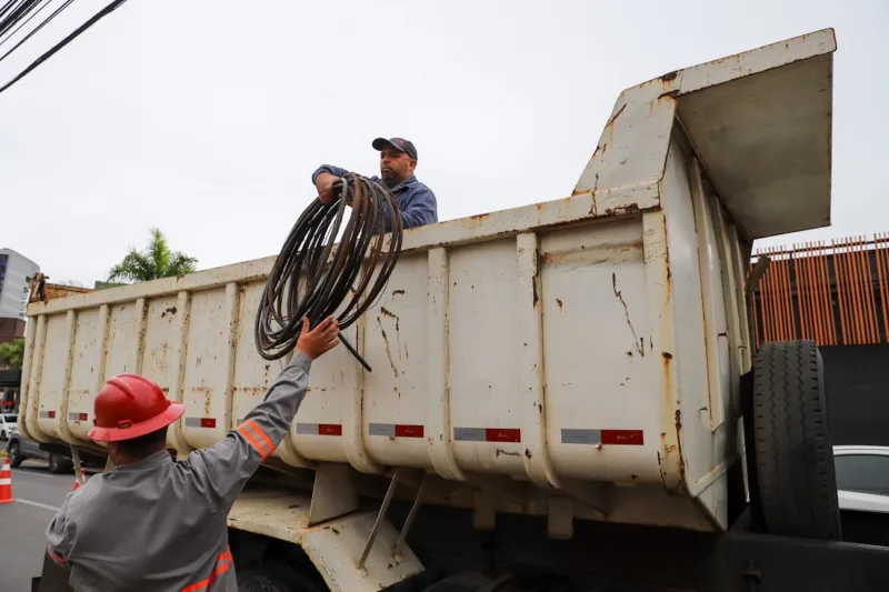 Criciúma retira 1 tonelada de fios obsoletos e inicia força-tarefa para limpar postes