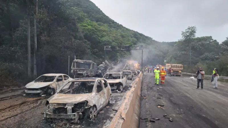 PRF investiga causas do grave acidente com incêndio na BR-101
