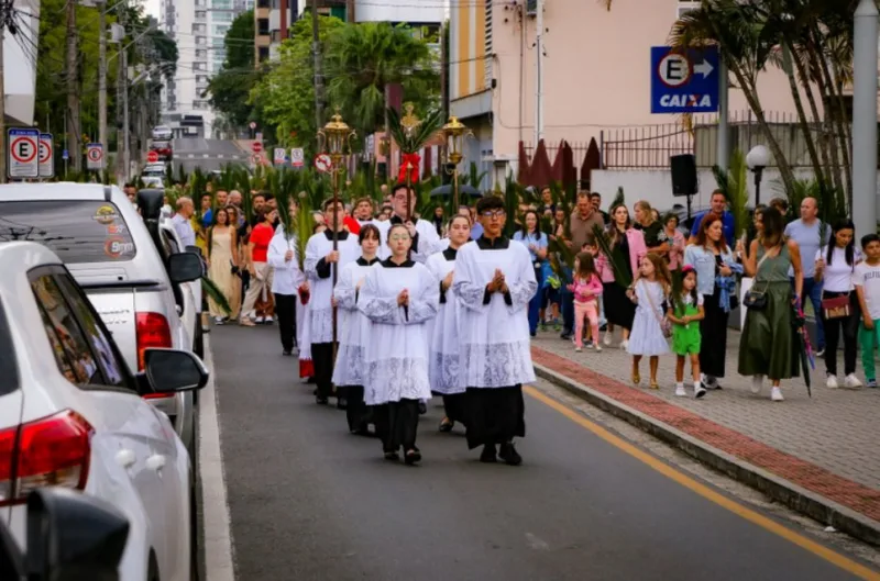 Fiéis da Diocese de Criciúma iniciam Semana Santa com celebração do Domingo de Ramos