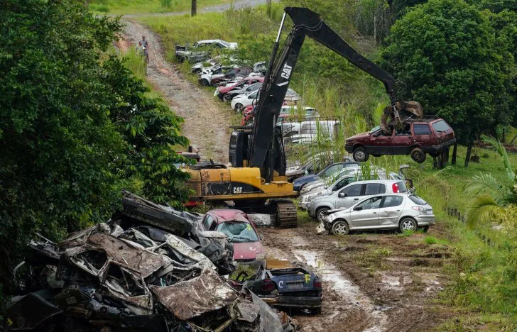 Detran-SC inicia nova etapa da operação Limpa Pátios com destruição de 2.400 veículos abandonados