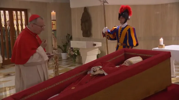 Vaticano divulgou primeiras imagens do Papa Francisco em caixão, enterro será no próximo dia 26