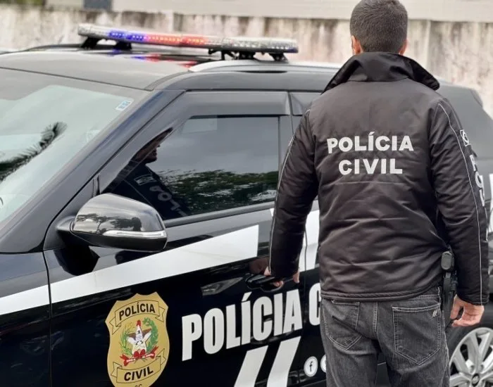 Mulher esfaqueia homem e tenta fugir com criança de 3 anos
