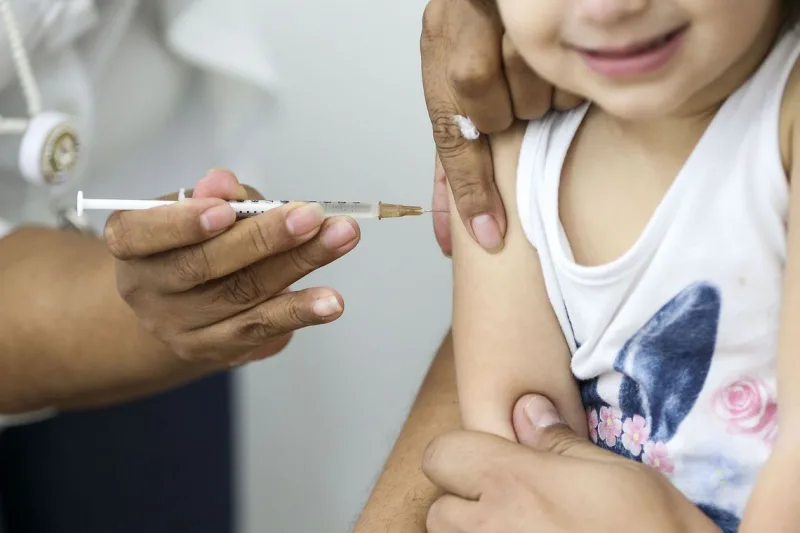 Trio elétrico leva a campanha de vacinação contra a gripe para as ruas de Criciúma neste sábado (10)