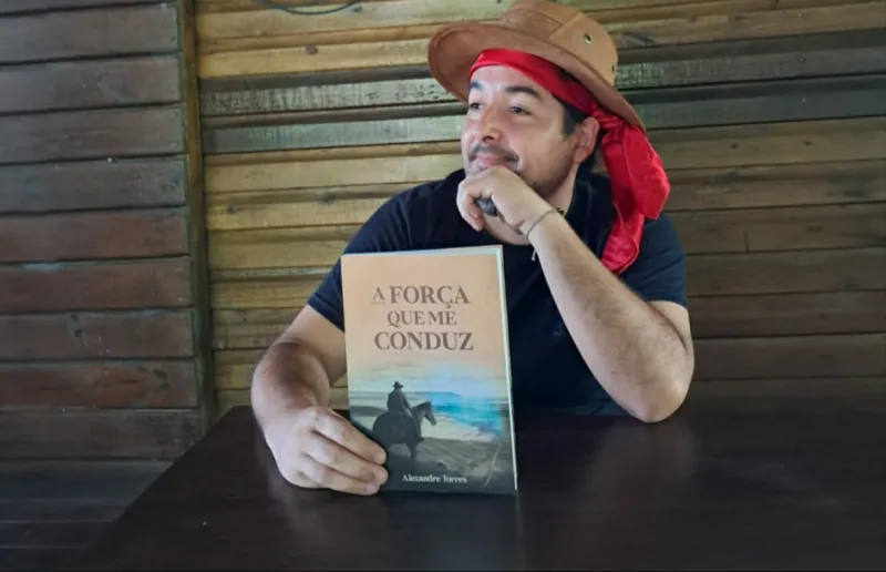 Livraria Ponto e Vírgula do Shopping Della recebe lançamento do romance “A Força que me Conduz”, de Alexandre Torres
