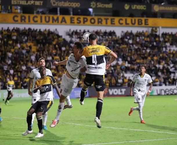 Empate sem gols marca estreia de Eduardo Baptista