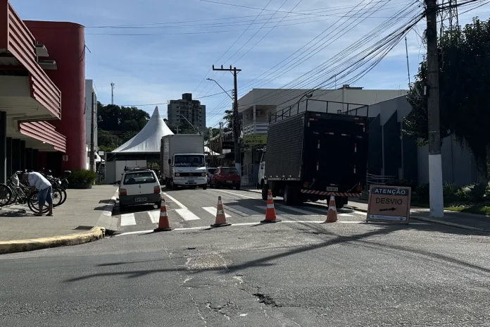 Rua 15 de Novembro interditada para montagem de estruturas da Maggiofest