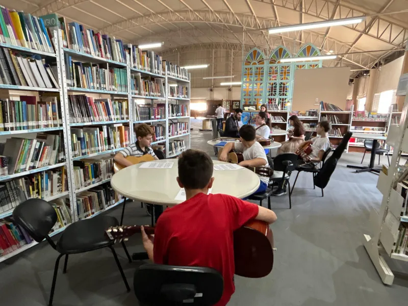 Violão no contraturno: projeto forma novos talentos nas escolas de Cocal do Sul