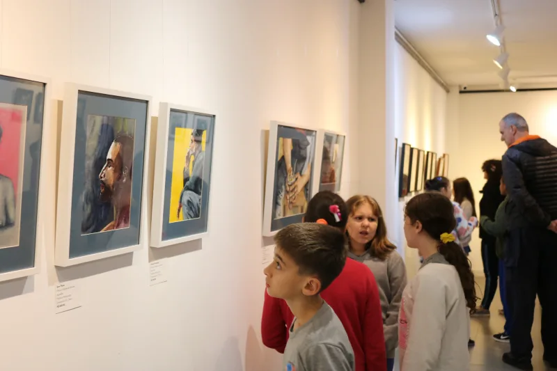 Alunos da Escola São Cristóvão visitam exposição Ecos da História, de Raul Galli, na Acic