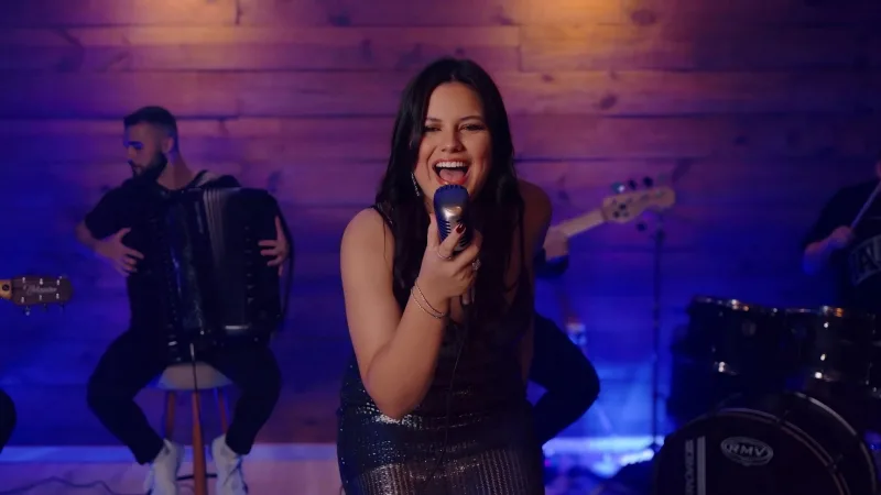 Júlia Marques mira na sofrência e lança primeira música autoral da carreira