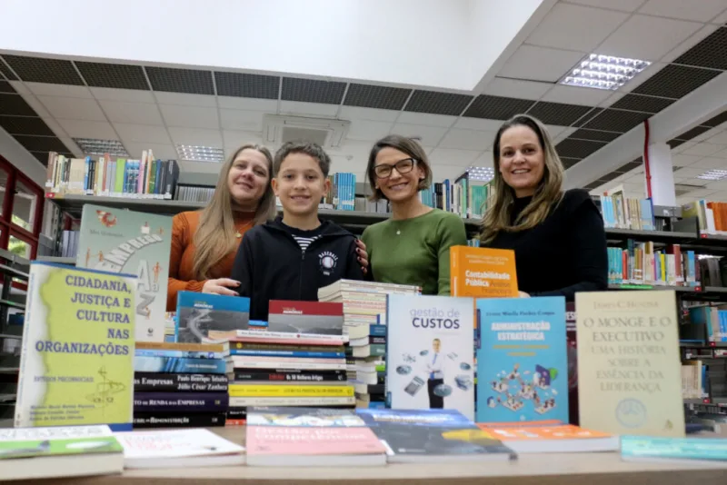Biblioteca da Unesc doa livros para a Escola Padre Miguel Giacca