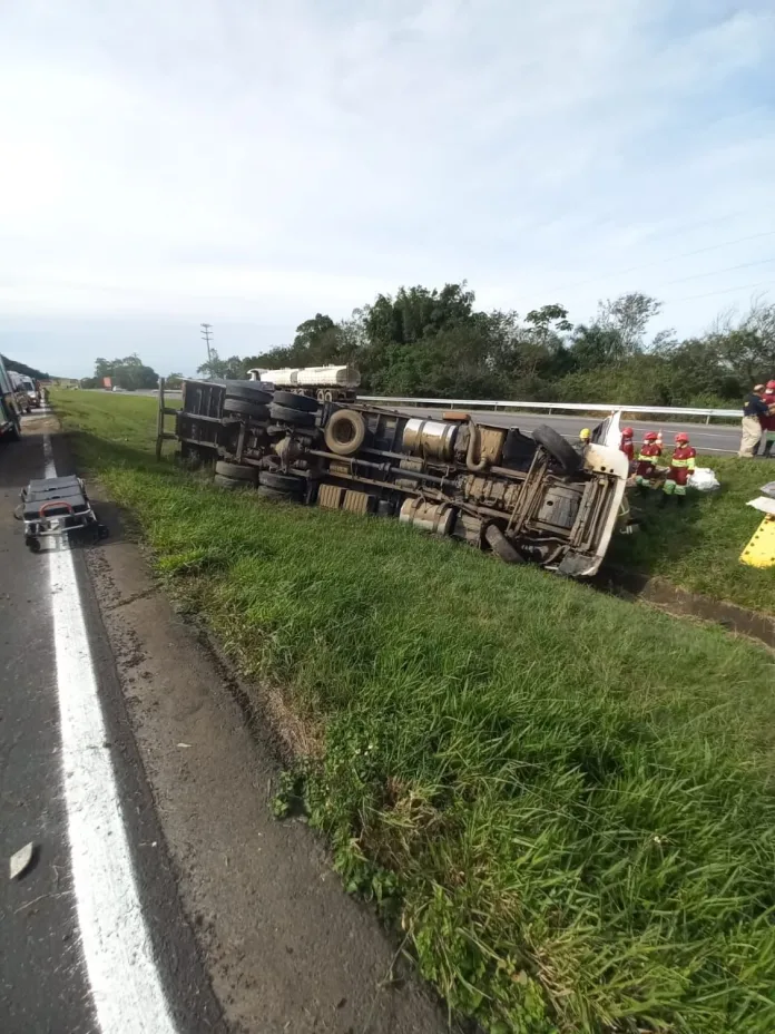 Motorista fica preso às ferragens após acidente com caminhão na BR-101