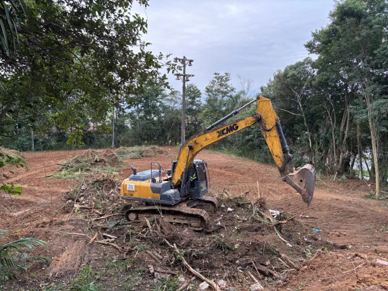 Limpeza de terreno marca o início das obras do Centro de Atendimento ao Autista em Criciúma