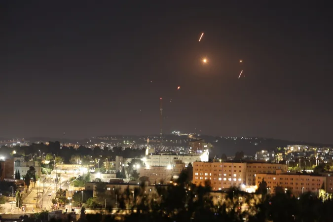 Ofensiva Iraniana: Centenas de Mísseis Lançados Contra Tel Aviv Ferem Sete