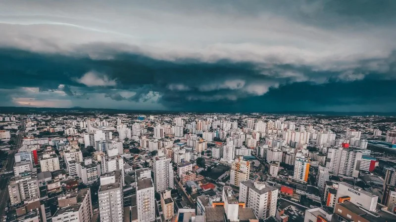 Frente fria avança lentamente no RS e SC com previsão de temporais isolados e temperaturas amenas