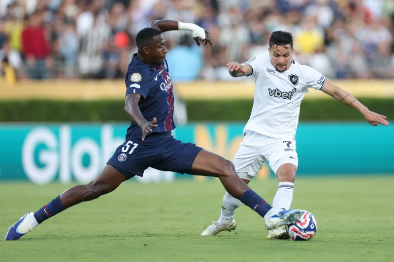 Botafogo vence PSG, assume liderança e fica perto da vaga nas oitavas do Mundial de Clubes