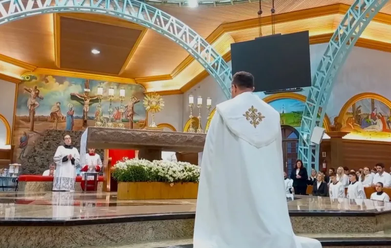 Chuva não impede fiéis de celebrarem Corpus Christi na Diocese de Criciúma