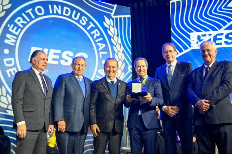Governador participa de solenidade em homenagem a personalidades e instituições que contribuíram para o desenvolvimento da indústria