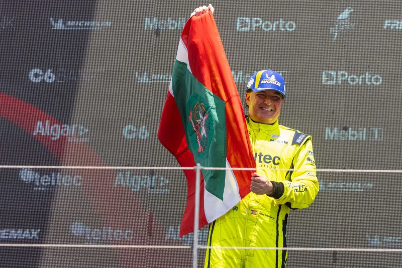Pódio em Portugal: André Gaidzinski ergue a bandeira de SC na Porsche Cup