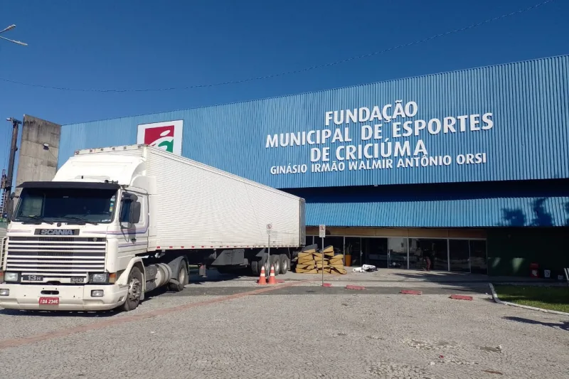 Ginásio Municipal de Criciúma recebe os primeiros equipamentos para o amistoso internacional de vôlei