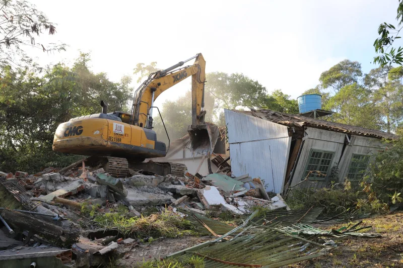 Prefeitura de Criciúma realiza demolição de imóvel da antiga Famcri para construção da nova sede da Defesa Civil