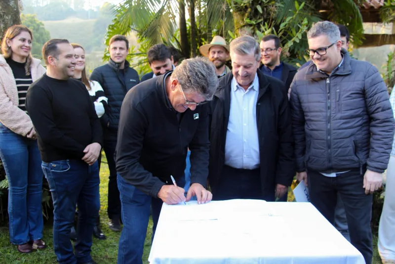 Coopermila e Prefeitura de Lauro Müller firmam parceria para melhoria da infraestrutura