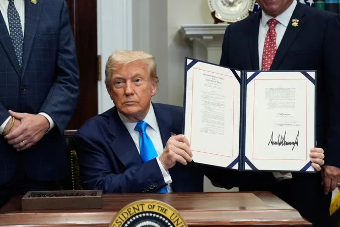 Trump assina decreto que aplica taxa de 50%