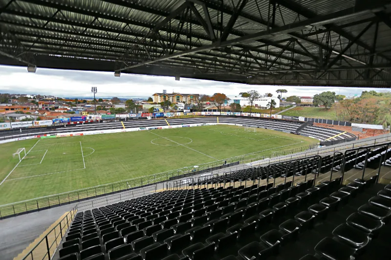 Criciúma e Operário duelam no estádio Germano Krüger
