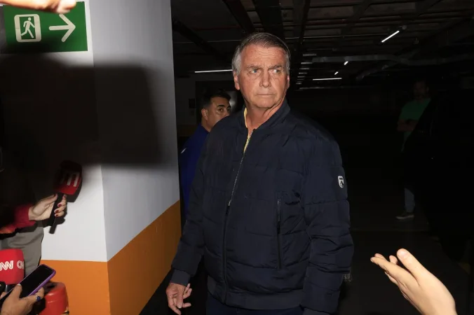 Moraes decreta prisão domiciliar de Jair Bolsonaro
