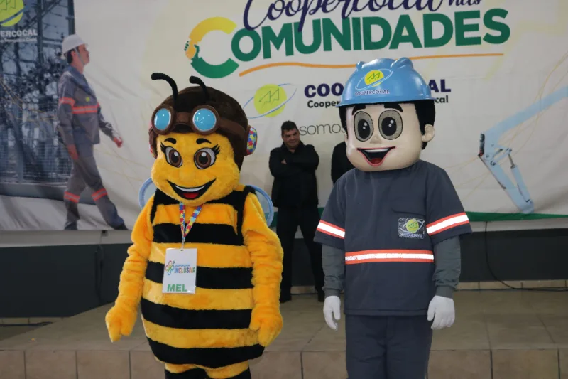 Mascote Mel encanta comunidades e anuncia novo projeto da Coopercocal