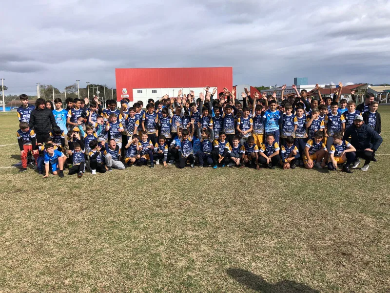 Atletas das escolinhas de Cocal do Sul ganham uniformes para a temporada