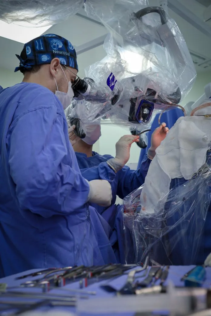 Cirurgia inédita transforma vida de paciente com epilepsia em Criciúma