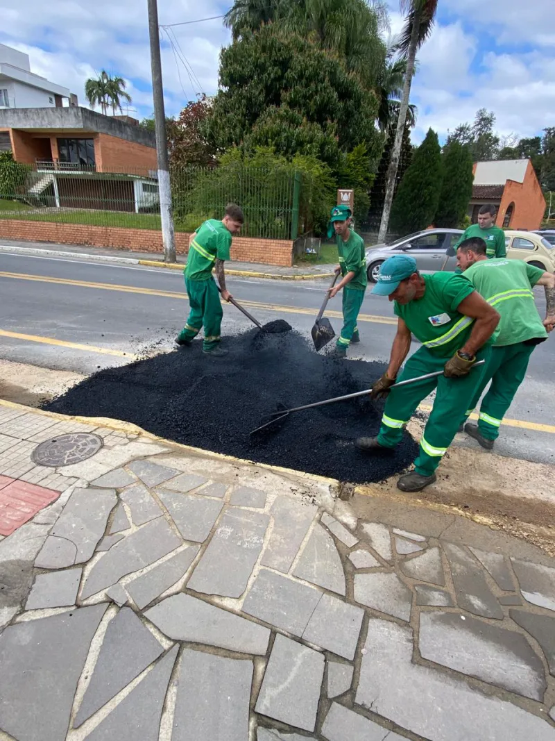 Samae de Urussanga amplia esforços para recuperar estradas após obras no sistema de abastecimento