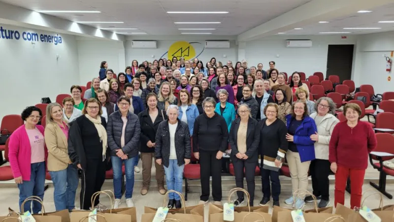 Coopercocal realiza entrega do FATES para grupos de mães, mulheres e idosos