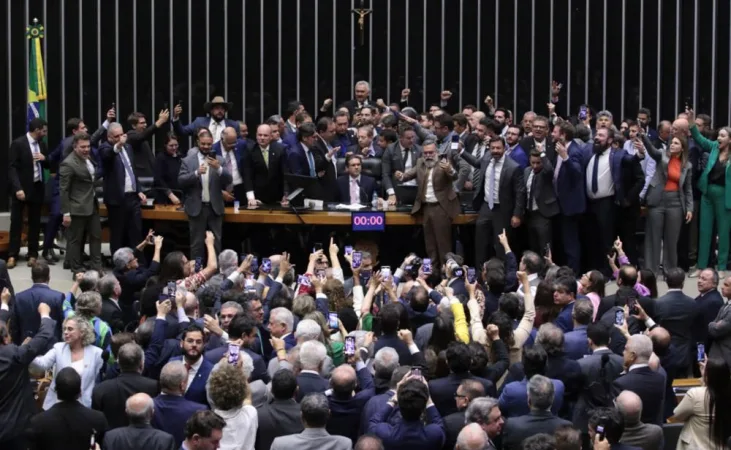 Câmara vota hoje projeto que prevê punição automática a deputados que bloquearem sessões