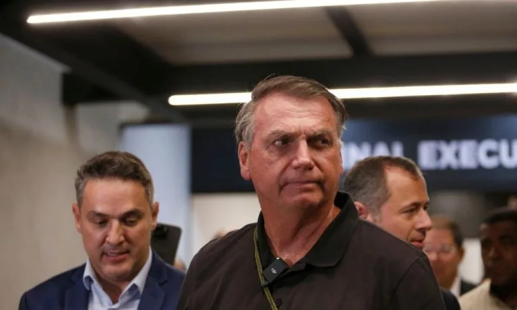 Advogado de Bolsonaro diz que ex-presidente ‘nunca cogitou sair do Brasil
