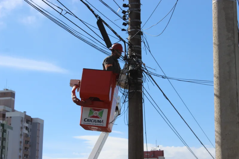 Prefeitura realiza reparos na iluminação pública no Terminal Urbano do Pinheirinho