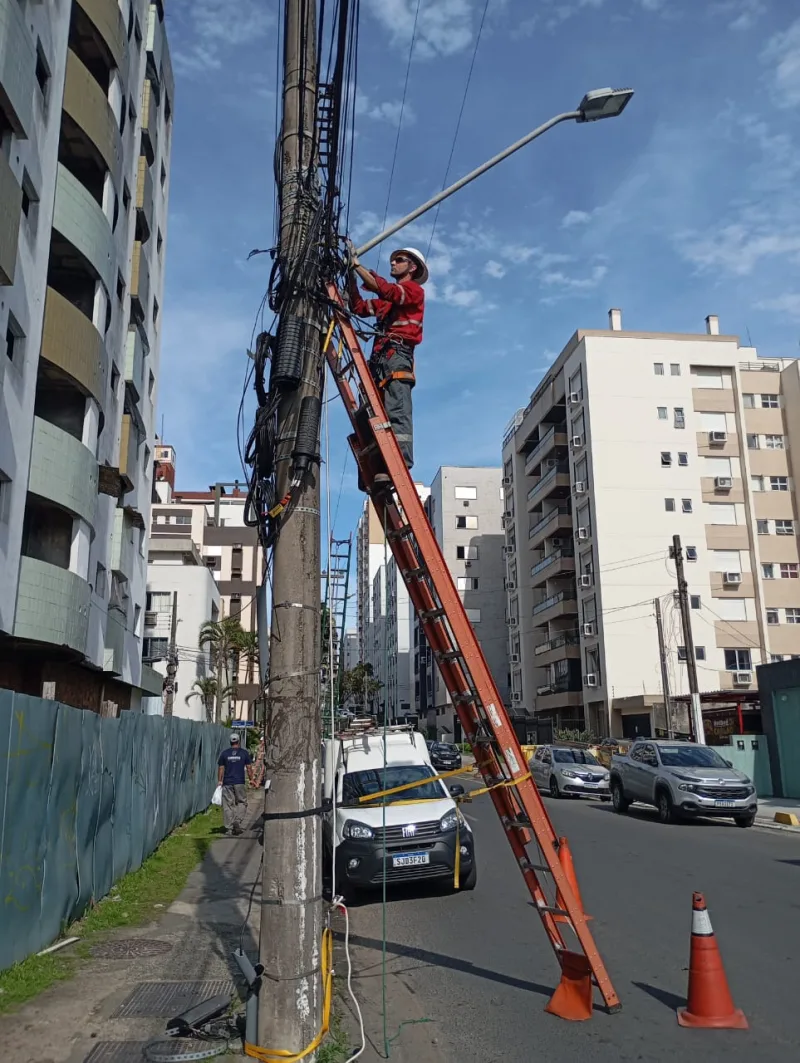 Operação Limpa Fios: cerca de 500 quilos de cabos irregulares são retirados em uma única rua do Centro de Criciúma