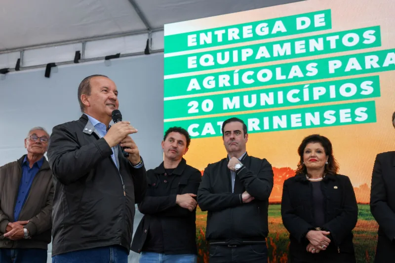 Governo do Estado reforça agricultura catarinense com entrega de equipamentos e definição de novas regras de biosseguridade para a suinocultura