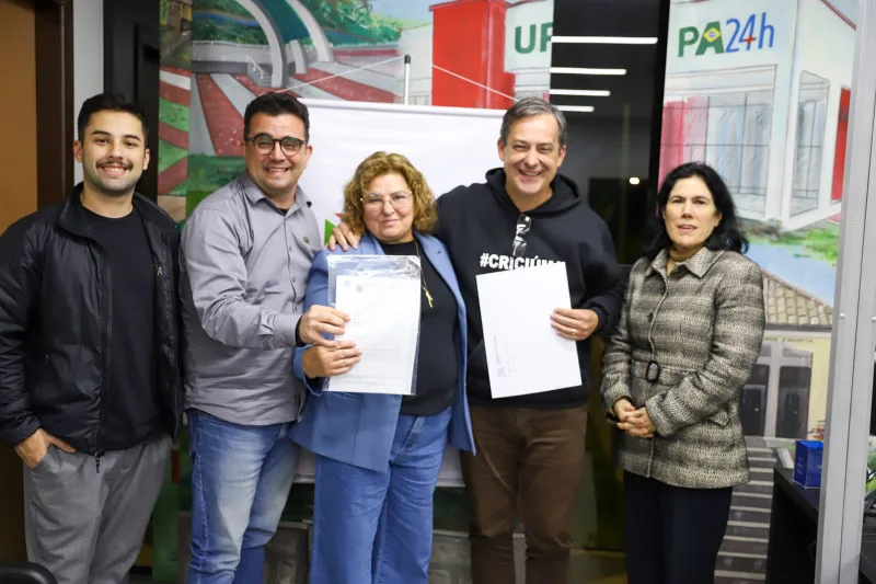 Governo de Criciúma entrega matrículas da Cohab a famílias de três bairros