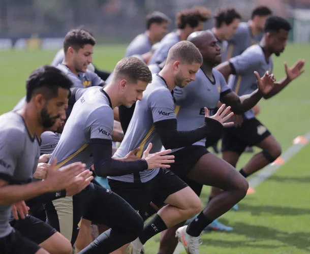 Treinamento físico e tático na manhã de quarta