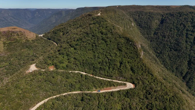 Pavimentação em concreto da Serra do Faxinal ligando o Extremo Sul de Santa Catarina ao RS está 85% concluída