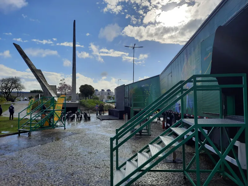 Carretas da Caravana do Futebol Feminino Petrobras são instaladas no Parque da Prefeitura, em Criciúma