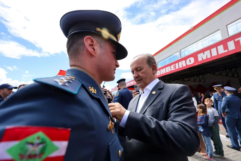 Com a presença do governador, Corpo de Bombeiros Militar de SC comemora 99 anos com homenagens e formatura de oficiais