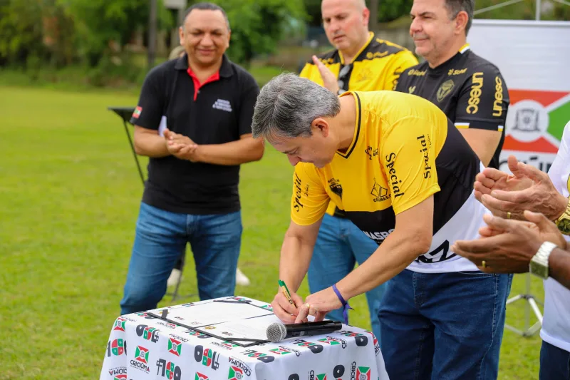 Governo de Criciúma assina Ordem de Serviço para reforma e cercamento do Campo Esportivo do bairro Santo Antônio